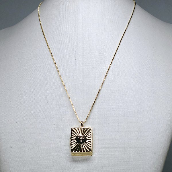 COLAR DOURADO RELICÁRIO COM PINGENTE RETANGULAR COM CORAÇÃO NO MEIO - 45+5CM