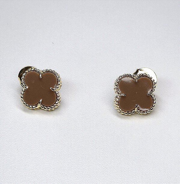 BRINCO DOURADO TREVOS DE 4 FOLHAS DA COR MARROM