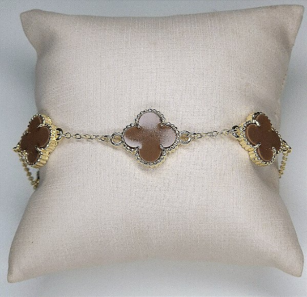 PULSEIRA DOURADA COM TREVOS DE PEDRAS MARROM