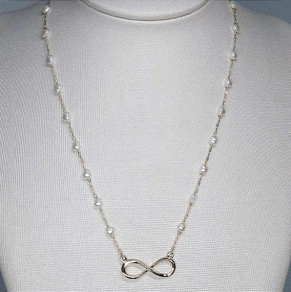COLAR DOURADO COM PEDRINHAS DE CORAÇÃO EM PEROLA E PINGENTE DO INFINITO 45CM