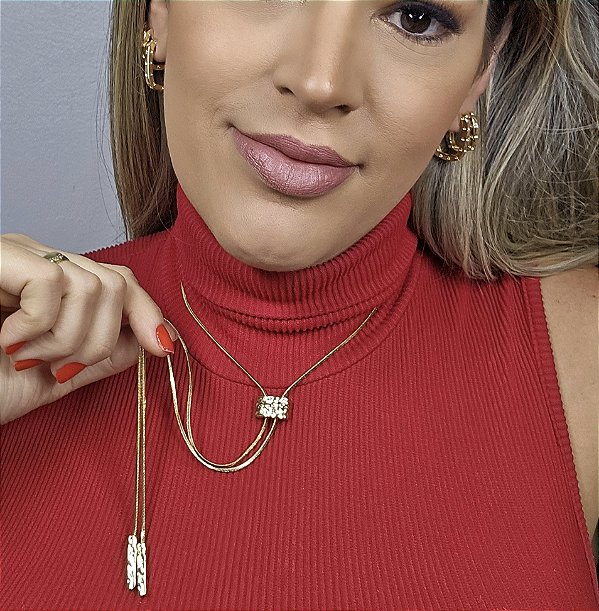 COLAR DOURADO MODELO GRAVATINHA COM AMARRA ORGANICA E ESCRITA (CHANCE)