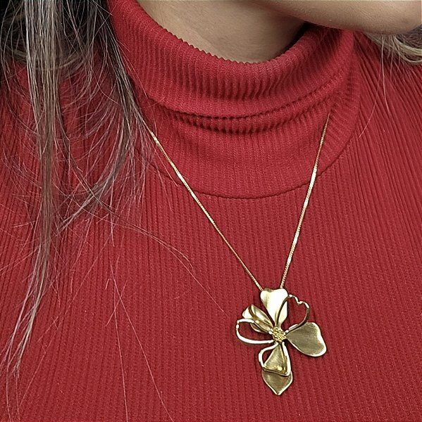 COLAR DOURADO COM PINGENTE DE FLOR METADE ORGANICA E METADE VAZADA 45+5CM
