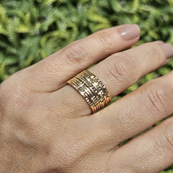 ANEL DOURADO COM 10 FIOS DE ALIANÇAS JUNTAS COM TRABALHADO