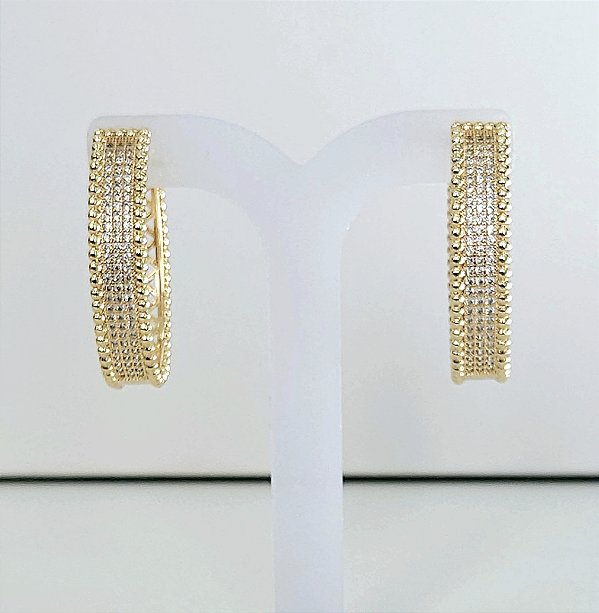 ARGOLA DOURADO OVAL MEDIA CRAVEJADA DE ZIRCÔNIAS BRANCAS E COM TRABALHADO
