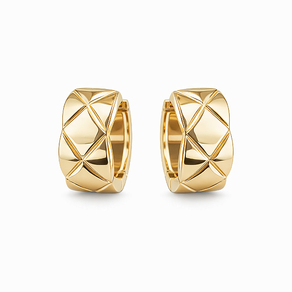 ARGOLA DOURADA LARGA COM TRABALHADO EM LOSANGO