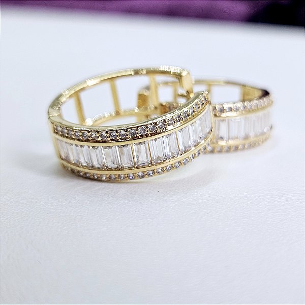 ARGOLA DOURADA COM CRISTAIS BAGUETE E ZIRCÔNIAS
