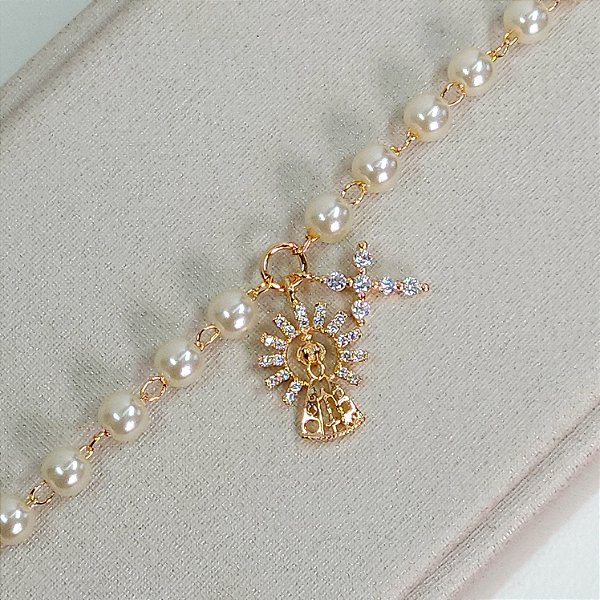 PULSEIRA DOURADA DE PEROLA COM PINGETE DE NOSSA SENHORA APARECIDA E CRUCIFIXO CRAVEJADO 17+3CM