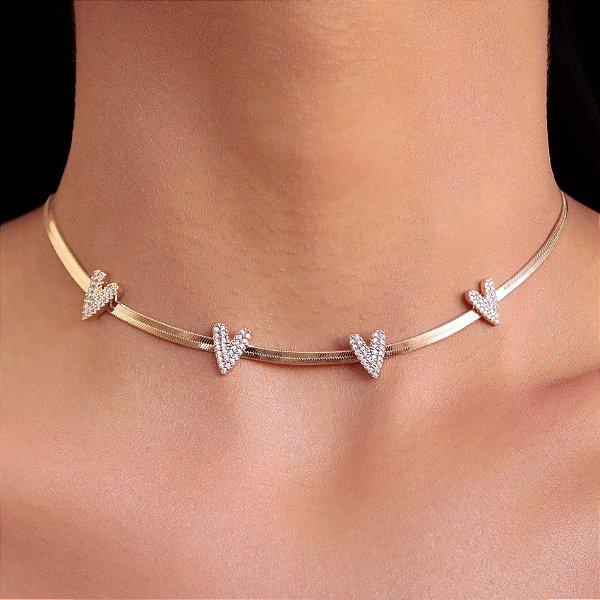 CHOCKER DOURADA FITA COM QUATRO CORAÇÕES CRAVEJADOS - 30CM + EXTENSOR