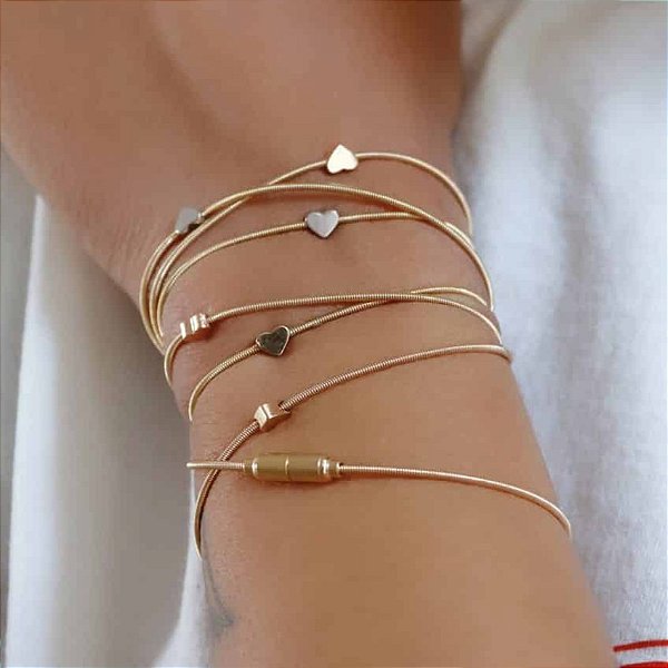 PULSEIRA DOURADA CORDA DE VIOLAO COM CORAÇÕES 3 CORES OURO - FAZ VÁRIAS VOLTAS - FECHO IMÃ