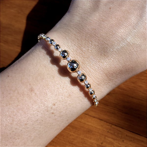 BRACELETE DOURADO MALEAVEL INTERCALANDO BOLINHAS E PEDRAS DE ZIRCÔNIAS E 3 BOLAS MAIORES