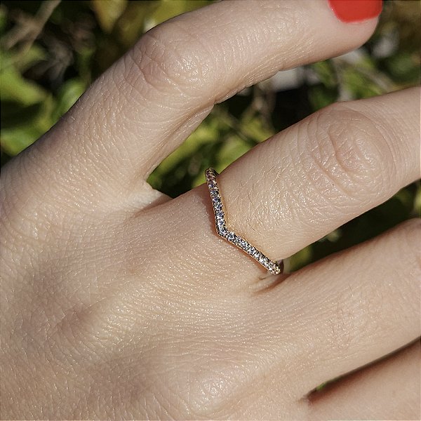 ANEL DOURADO EM V CRAVEJADO NA FRENTE