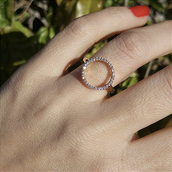 ANEL DOURADO COM CÍRCULO MICROCRAVEJADO COM ZIRCÔNIAS BRANCAS