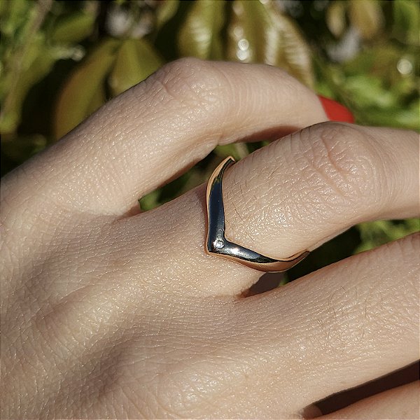 ANEL DOURADO COM DETALHES EM V NA FRENTE E DO LADO - COM 1 PEDRA DE ZIRCÔNIA EM CADA PONTA