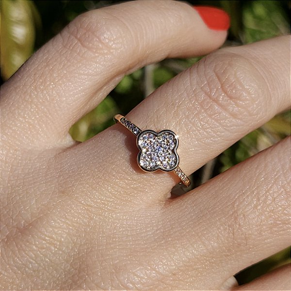 ANEL DOURADO COM TREVO MICROCRAVEJADO NA FRENTE E PEDRAS NAS LATERAIS