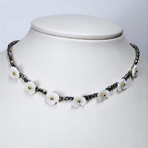 CHOCKER DOURADO COM BOLINHAS E 7 FLORES PEROLADAS 36CM