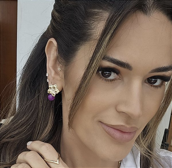 BRINCO DOURADO DE FLOR COM BOLA ROXA  PENDURADA