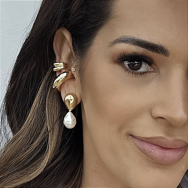 BRINCO DOURADO FORMATO DE GOTA DOURADA E GOTA MADREPÉROLA PENDURADO