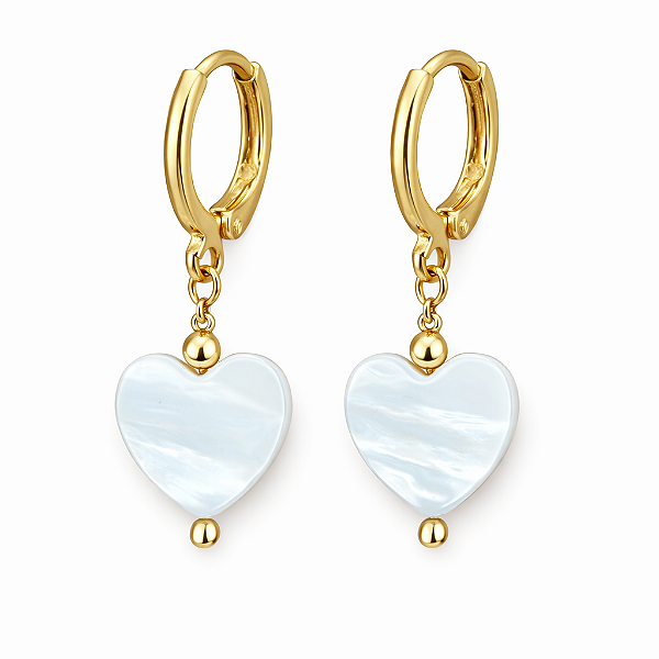 ARGOLA DOURADA OVAL LISA COM PINGENTE DE CORAÇÃO EM MADREPÉROLA