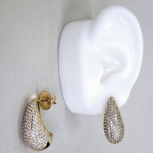 BRINCO DOURADO FORMATO DE GOTA TODO CRAVEJADO