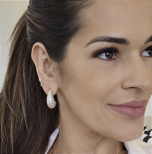 BRINCO DOURADO FORMATO DE GOTA TODO CRAVEJADO