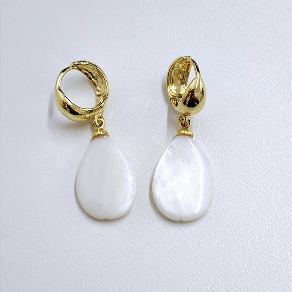 ARGOLA DOURADA LISA COM PINGENTE DE GOTA EM PEDRA NATURAL