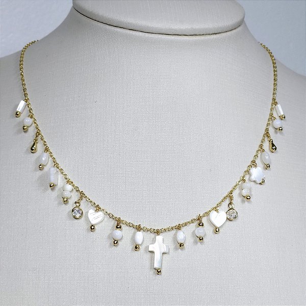 CHOCKER DOURADO COM VARIOS PINGENTES EM MADRPÉROLA OCENTRAL DE CRUZ