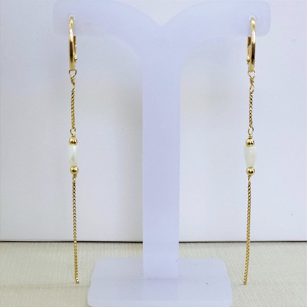 ARGOLA DOURADA OVAL LISA COM FILETO E PINGENTE DE CORAÇÃO EM MADREPÉROLA