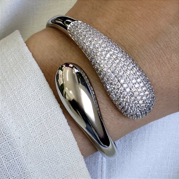 BRACELETE EM RÓDIO BRANCO OVAL FORMATO DE GOTA DE UM LADO LISA E OUTRO CRAVEJADA
