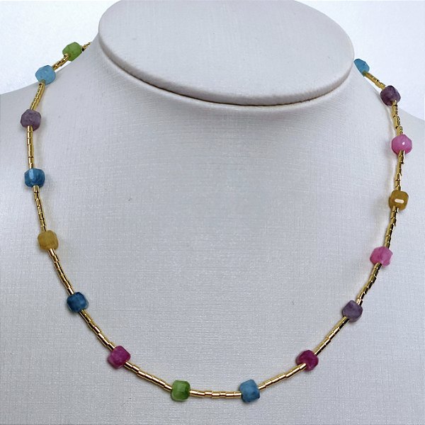 CHOCKER DOURADA CANUDINHO INTERCALANDO BOLINAS DE PEDRAS NATURAIS COLORIDAS