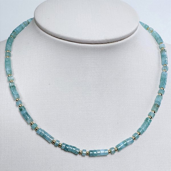 CHOCKER DOURADA INTERCALANDO PEDRAS VERDES NATURAIS E BOLINAS DOURADAS