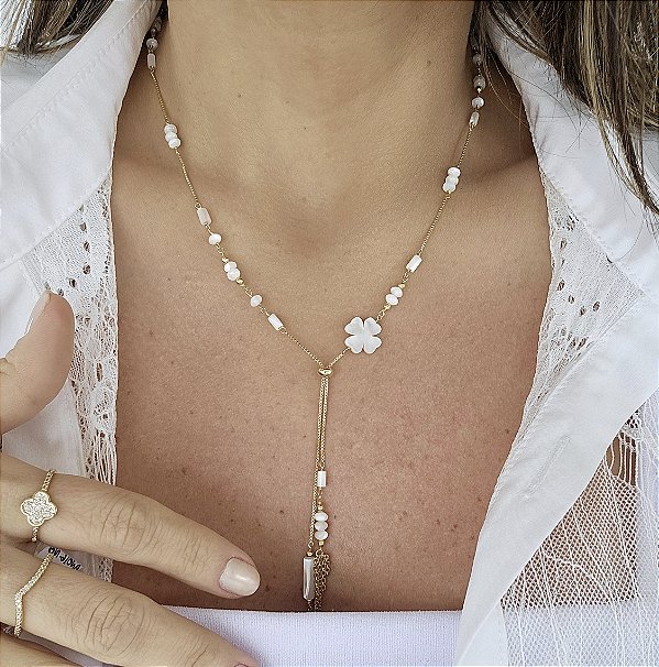 COLAR DOURADO MODELO GRAVATINHA COM PINGENTES EM MADREPÉROLAS