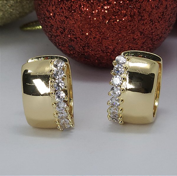 ARGOLA DOURADA LARGA COM ZIRCÔNIAS NA LATERAL