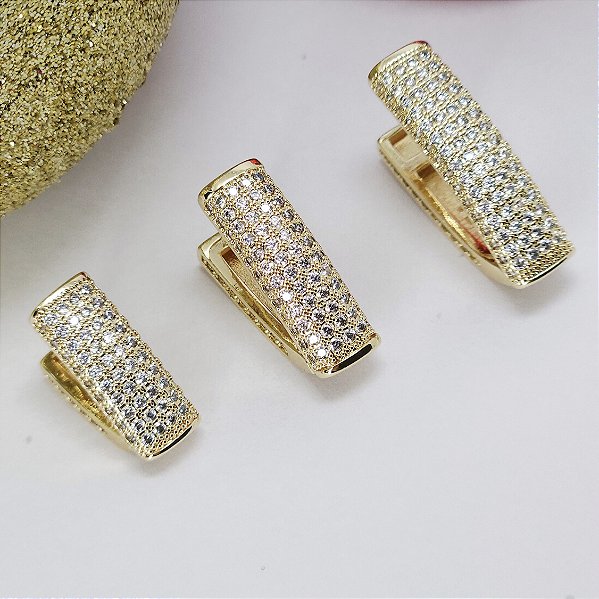 TRIO DOURADOS DE ARGOLAS EM FORMATO DE V COM ZIRCÔNIAS AO LADO