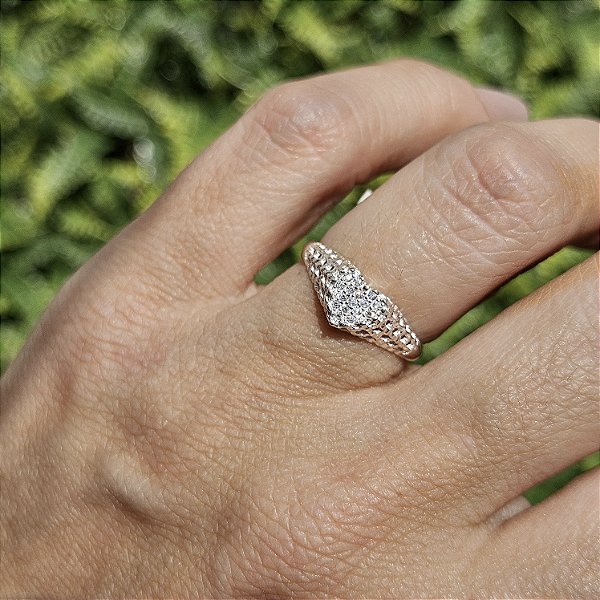 ANEL DE PRATA COM CORAÇÃO TODO CRAVEJADO E DETALHES VAZADOS AO LADO