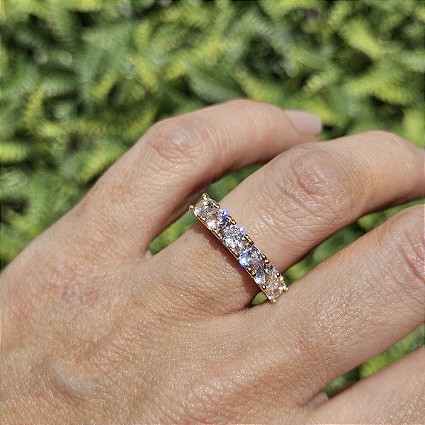 ANEL DOURADO MEIA ALIANÇA COM 6 ZIRCÔNIAS BRANCAS