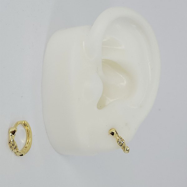 ARGOLAS DOURADAS TORCIDAS COM PEDRINHAS CRAVEJADAS