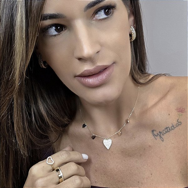 CHOCKER DOURADA COM 2 CORAÇÕES LISOS EM CADA LADO E UM PINGENTE DE CORAÇÃO CRAVEJADO 40CM