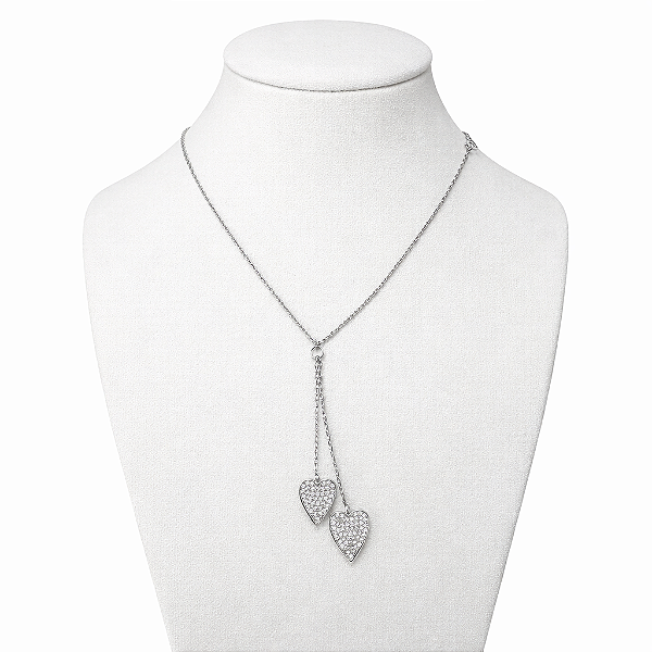 CHOCKER EM RÓDIO BRANCO COM 2 PINGENTES PENDURADOS DE CORAÇÃO TODO CRAVEJADO 40CM