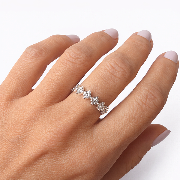ANEL PRATA COM 6 FLORES MICROCRAVEJADAS COM ZIRCÔNIAS BRANCAS
