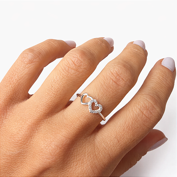 ANEL PRATA MODELO DOIS CORAÇÕES ENTRELAÇADOS - SENDO 1 CORAÇÃO COM ZIRCÔNIAS BRANCAS