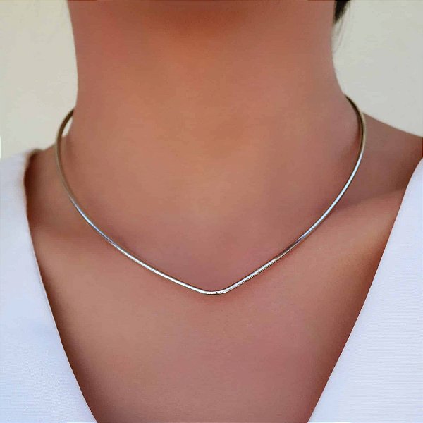 CHOCKER DOURADA ARO FINO FORMATO V