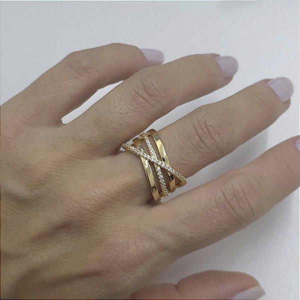 ANEL DOURADO COM TRÊS FILEIRAS ENTRELAÇADAS SENDO DUAS COM PEDRAS DE ZIRCÔNIAS BRANCAS