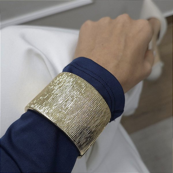 BRACELETE DOURADO TODO TEXTURIZADO 45MM DE LARGURA 71MM DE ALTURA