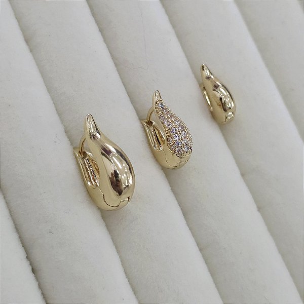 TRIO DE ARGOLAS DOURADAS - DUAS LISAS E UMA COM PEDRAS DE ZIRCÔNIAS - 1,8CM, 1,5 CM E 1,3CM