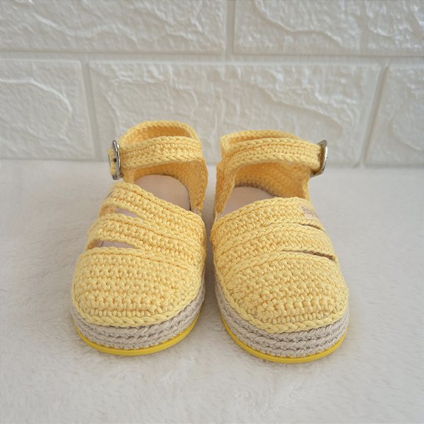 Sapatinho Boneca Vazado - cor Amarelo Candy - Tamanho 19 - calça de 8 a 10 meses aproximadamente
