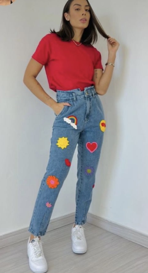 CALÇA JEANS COM APLICAÇÃO CROCHE