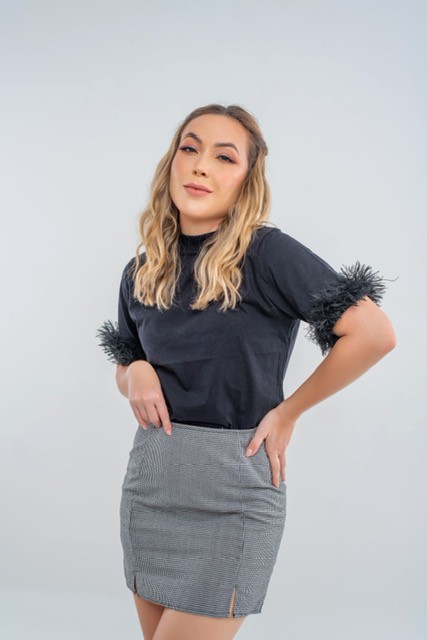 TSHIRT PLUMA PRETA GOLA ALTA