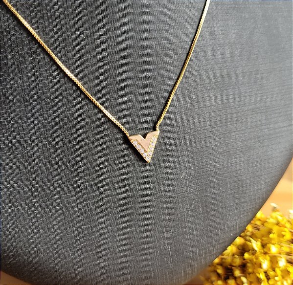 Colar em V com Cravação - Semijoias