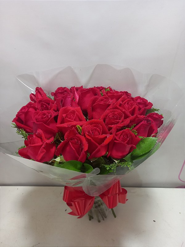 BUQUÊ ROSAS COMPACTO