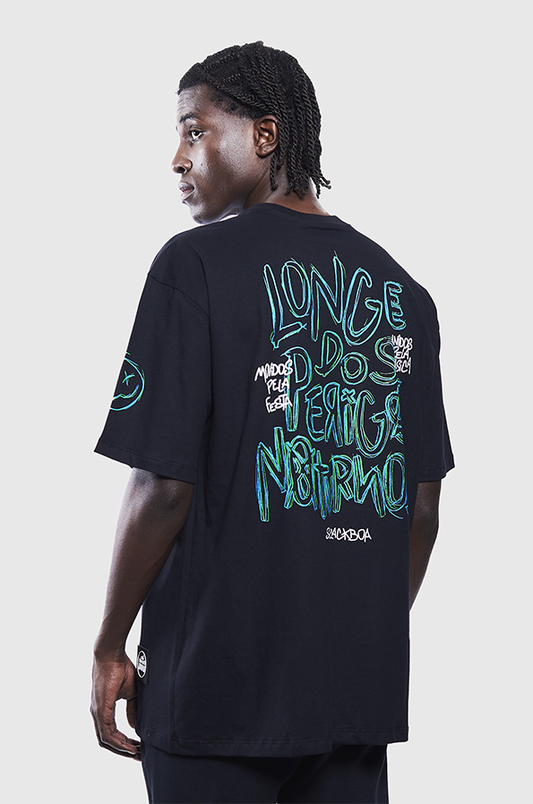 Camiseta Oversized Longe dos Perigos Noturnos